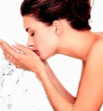 Hoe kunt u uw gezicht te wassen. Splash warm water over je hele gezicht.