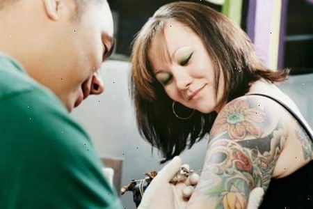 Hoe maak je een douche nemen met een nieuwe tattoo. Verwijder het verband door de tatoeëerder toegepast.