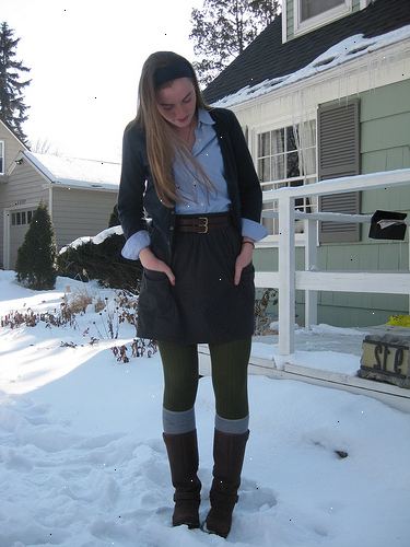 Hoe maak je een rok te dragen in de winter. Kies een rok gemaakt van een zwaarder materiaal.