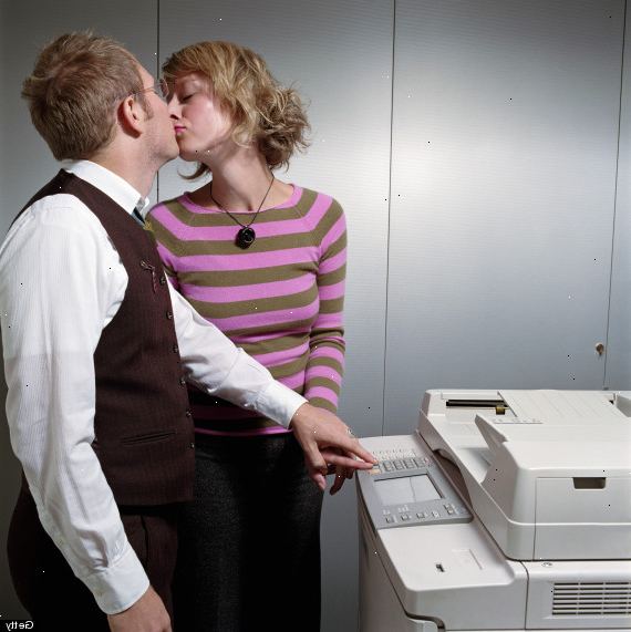 Hoe maak je een geheim kantoor romance hebben. Communiceer in stealth.