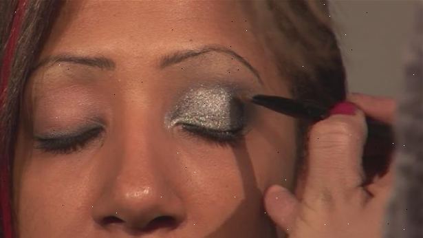 Hoe je glitter eye make-up aanbrengen. Check out de &#39;dingen die je lijst moet "eerst hieronder op.