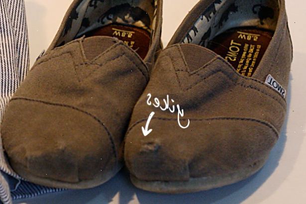 Hoe kunt u uw toms schoenen te reinigen en te repareren. Ontdoen van alle grote modder of vuil.