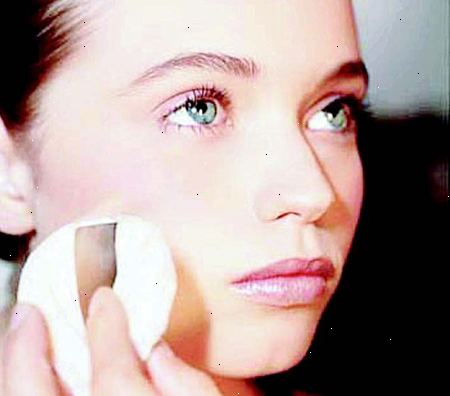 Hoe te huidafwijkingen met make-up te dekken. Gebruik een zachte spons om je foundation.