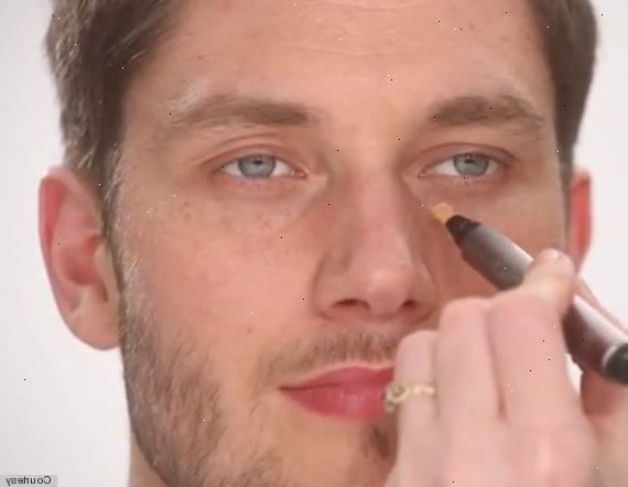 Hoe je make-up toe te passen als een man. Begin met een schoon gezicht.