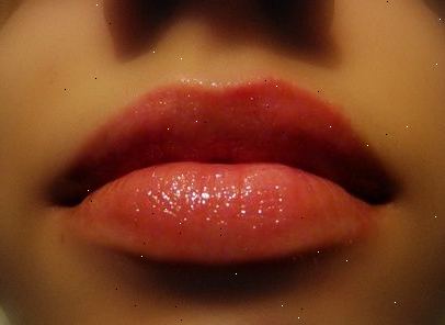 Hoe kunt u uw lippen soepel te maken. Vermijd likken je lippen.