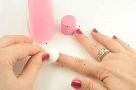 Hoe te verwijderen nagellak remover zonder gebruik. Zoek een aantal spuiten deodorant.