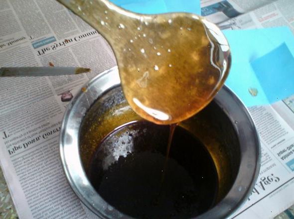 Hoe te verwijderen wax haar thuis te maken. Roer de honing en citroensap met een houten lepel.