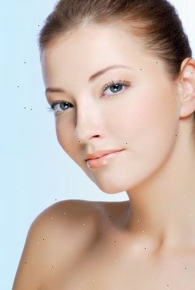 Hoe je make-up aanbrengen voor een natuurlijke look. Reinig je gezicht van een eerdere make-up.