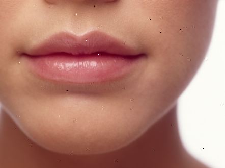Hoe je zachte lippen te krijgen. Heb je lippen niet bloot aan de kou.