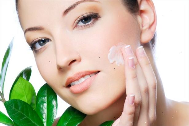 Hoe u een duidelijke, gladde huid te krijgen. Start een dagelijkse gezicht wassen routine, &#39;s morgens en&#39; s nachts.