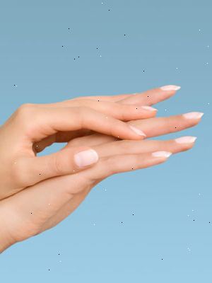 Hoe kunt u uw nagels te laten groeien. Was uw handen met een zachte zeep.