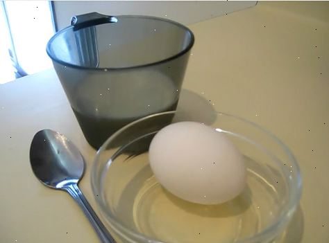 Hoe kunt u uw haar glad en glanzend met melk en eieren te maken. Giet wat melk in een kom (ongeveer een kop, afhankelijk van hoeveel haar je hebt).