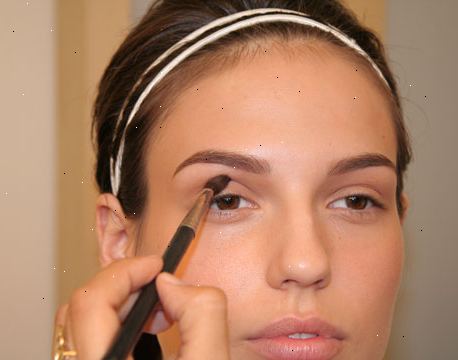 Hoe je oog make-up aanbrengen. Begin met een schone lei.