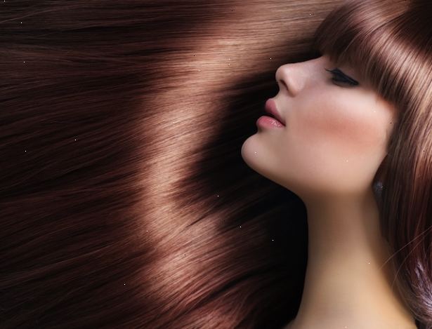 Hoe je mooie zijdeachtig, glanzend, steil haar hebben. Was en conditie van je haar met sulfaat-vrije haarproducten.