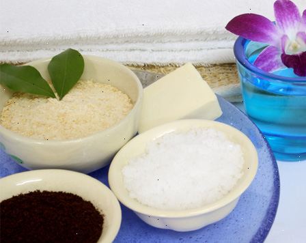 Hoe maak je een eenvoudige zelfgemaakte scrub maken. Doe ongeveer een theelepel reinigingscrème in de palm van je hand.