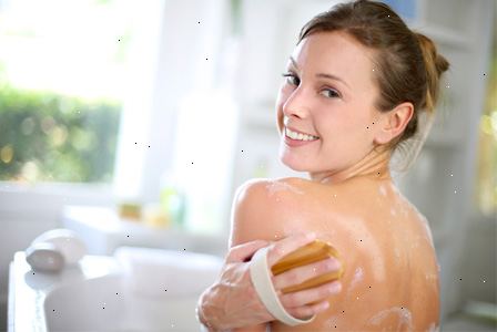 Hoe u uw lichaam scrubben voor een zachte huid. Knijp kleine hoeveelheid body scrub in de handpalm voordat u in bad of onder de douche.