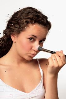 Hoe maak je een lange neus lijken kleiner en dunner. Je gezicht wassen met een milde gezichtsreiniger.