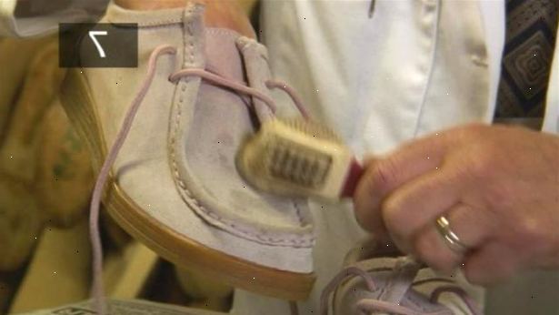 Hoe te suède schoenen schoon te maken. Gebruik een suède borstel te verwijderen strepen.