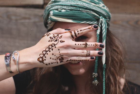 Hoe je henna gebruiken voor de huid. Ziften je henna met behulp van een zeef om het te ontdoen van brokken die je fijne tip dispenser kunnen verstoppen.