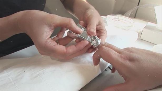 Hoe je acrylnagels verwijderen. Klem uw ​​nagels.