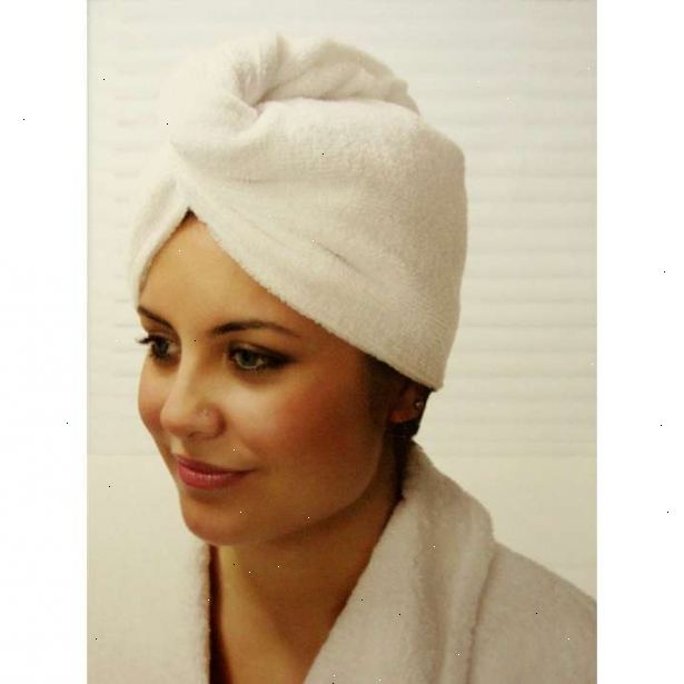 Hoe je haar te wikkelen in een handdoek. Hier krijg je een handdoek die groot genoeg is om rond je hoofd en dekt al uw haar.