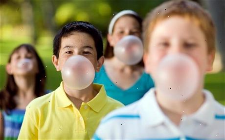 Hoe om kauwgom te kauwen in de klas. Afleiden mensen uit de buurt van uw mond.