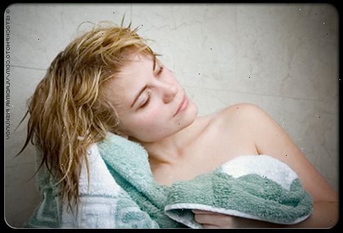Hoe je jezelf te drogen na een douche. Voordat uw douche, krijgen een of twee handdoeken.