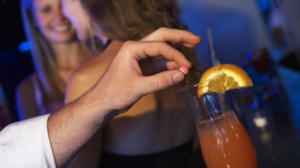 Hoe maak je date rape voorkomen. Voorkomen dat dronken in het openbaar en op feestjes - jezelf een 1-2 drankje limiet.