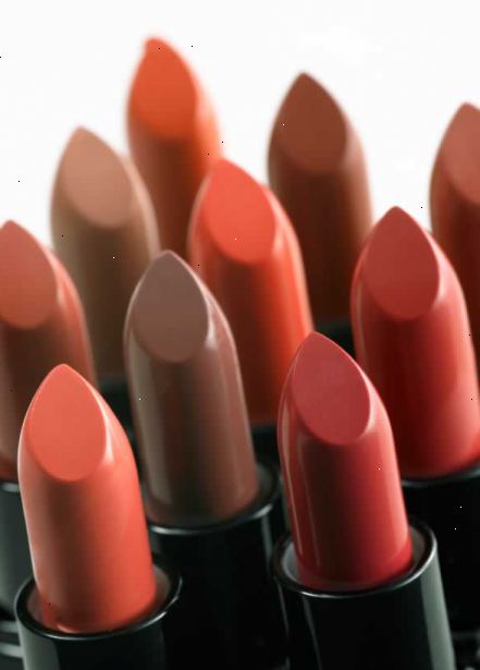 Hoe u de juiste lippenstift voor je kiezen. Zoek een kleur die een tot twee tinten dieper dan je natuurlijke lippen.