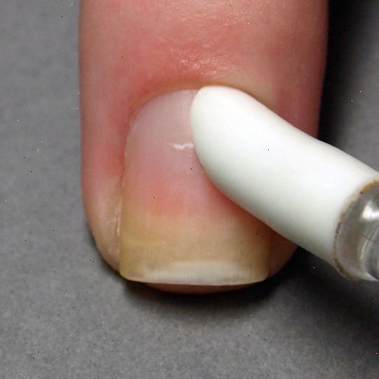 Hoe kunt u uw nagels te lakken zonder een puinhoop. Vul een kom met warm water en zeep en genieten van uw nagels, geen handen, in het voor 3-5 minuten.
