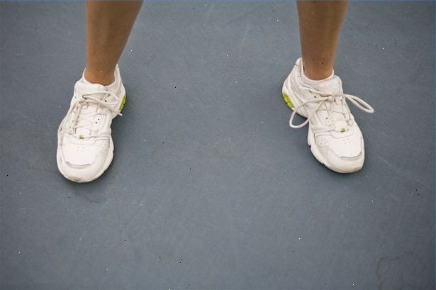 Hoe je witte schoenen schoon te maken. Maak een mengsel van water en een neutraal schoonmaakmiddel.