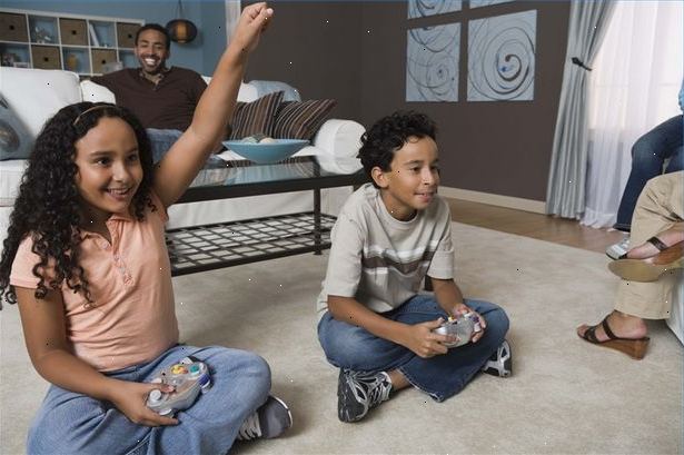 Hoe je je ouders vragen om een volwassen video game. Praat met je ouders en leg uit waarom je wilt een M-rated video game.