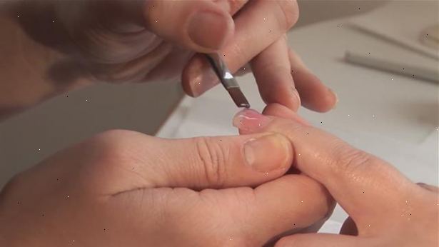 Hoe je gel nagels passen. Buff de toppen van je nagels om de natuurlijke glans te verwijderen.