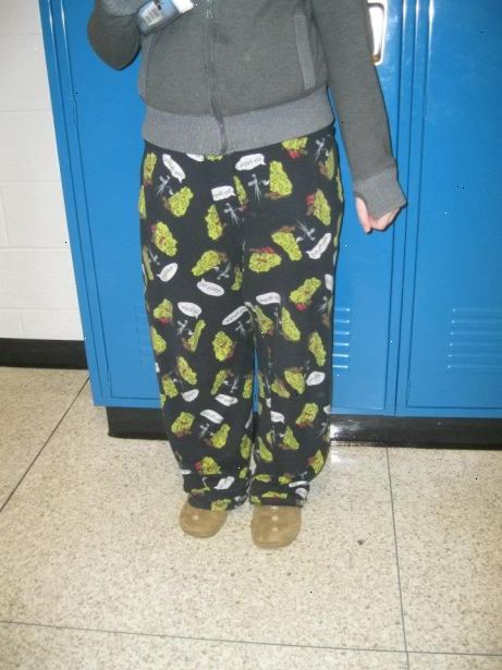 Hoe je pyjamabroek te dragen naar school. Denk aan iets scholen geschikt omdat sommige scholen mogen zien PJS als te casual.