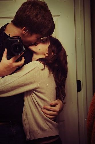 Hoe om te weten wanneer je vriendje wil dat je om hem te kussen. Zorg ervoor dat u zowel in de liefde.