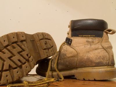 Hoe te Timberland laarzen schoon te maken. Verwijder los vuil en afval.