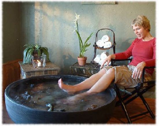 Hoe maak je een voet spa maken. Het opzetten van een kom met warm water.