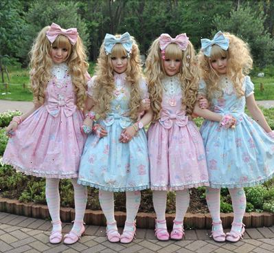Hoe maak je een zoete lolita. Kijk voor licht-gekleurde accessoires, zoals portemonnees, hoofd jurken en sokken met ontwerpen zoals bloemen, muziek noten, snoep of iets zoete gedrukt op hen (kniekousen of over de knie sokken).