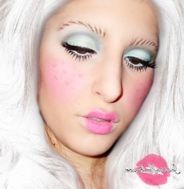 Hoe je make-up toe te passen om te kijken als Marie Antoinette. Solliciteer stichting alvorens met de volgende stappen.