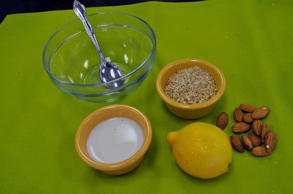Hoe maak je een citroen gezicht reinigingsmiddel maken. Knijp het citroensap in een kom (alleen verse citroenen).