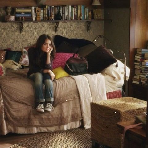 Hoe kunt u uw slaapkamer als aria Montgomery 's versieren van Pretty Little Liars. Hoewel bed sommige mensen verwarren aria&#39;s voor een dag bed, is het niet, het is gewoon een bed tegen een muur met veel kussens.
