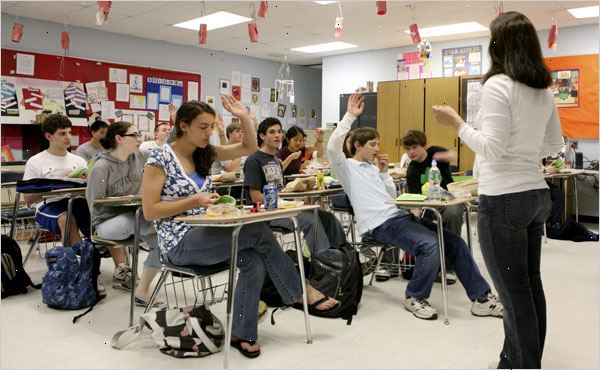 Hoe om te eten in de klas. Voeren samen een draagtas, rugzak of jas om het voedsel op te slaan in.