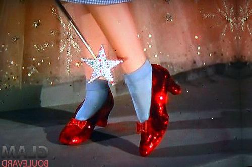 Hoe te robijnrode slippers van Dorothy 's maken. Reinig de schoenen die je gaat gebruiken.