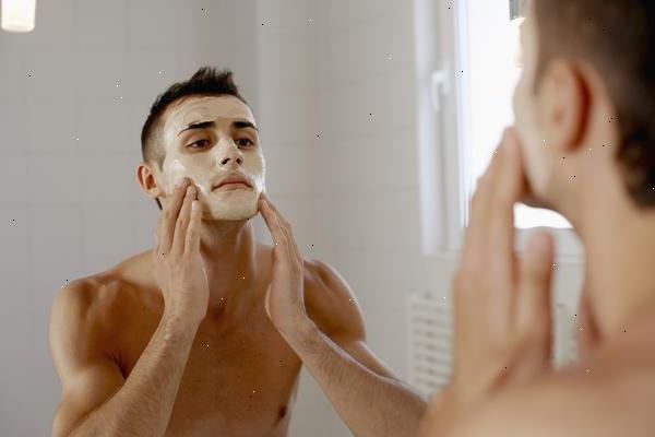 Hoe maak je een zuiveringszout gezichts make. Maak een eenvoudige zuiveringszout gezicht door het mengen van zuiveringszout met uw dagelijkse gezichtsreiniger.