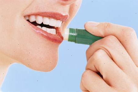 Hoe te droge gebarsten lippen voorkomen. Gebruik lippenbalsem, zoals lippenbalsem om de genezing en preventie van gesprongen lippen te bevorderen.