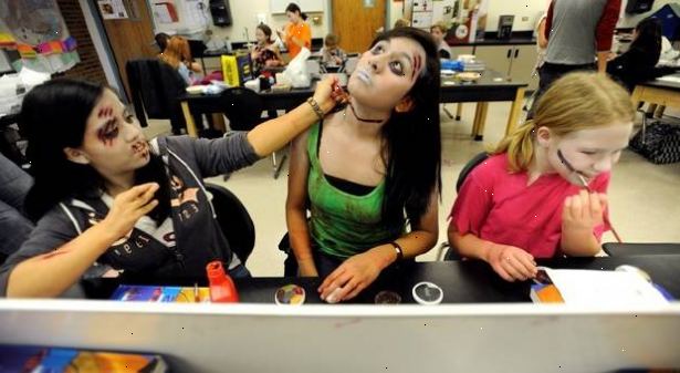 Hoe je make-up toe te passen op de middelbare school. Beslis over uw beste eigenschap.