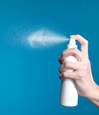Hoe om uw eigen deodorant spuiten maken. Vul de spuitfles ongeveer halverwege met water.