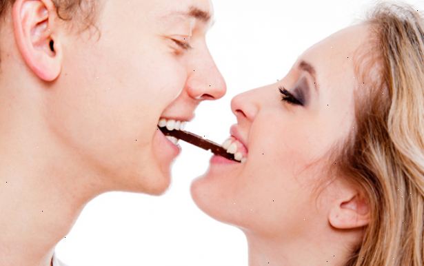Hoe je chocolade gebruiken om Spice up je relatie. Voer een sexy chocolade schattenjacht.