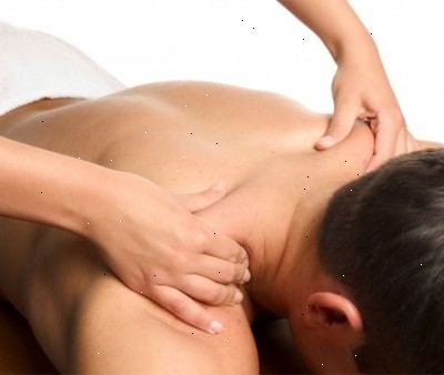 Hoe maak je een harde kern geavanceerde therapeutische massage te doen. Begin met face-up borst, hun arm naar beneden naar de andere kant.
