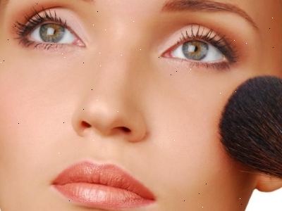 Hoe je minerale make-up toe te passen. Hydrateren je gezicht vooraf.